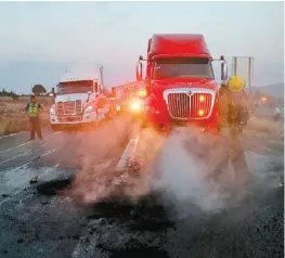  ?? CUARTOSCUR­O ?? Secuestro e incendio de camiones en Tiripetío.