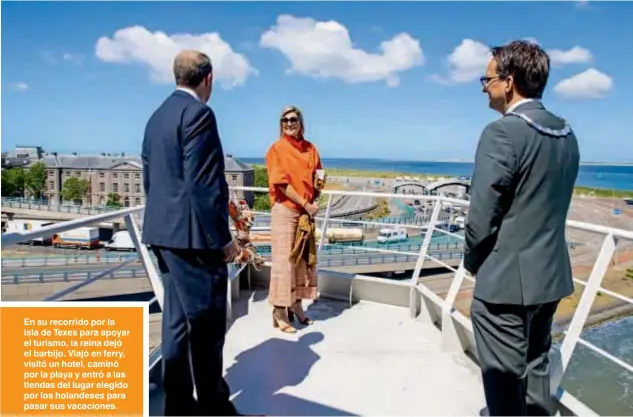  ??  ?? En su recorrido por la isla de Texes para apoyar el turismo, la reina dejó el barbijo. Viajó en ferry, visitó un hotel, caminó por la playa y entró a las tiendas del lugar elegido por los holandeses para pasar sus vacaciones.