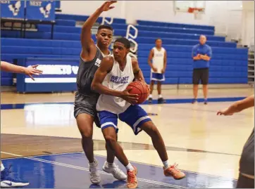  ?? KELVIN GREEN/TRI-LAKES EDITION ?? Khalen Robinson handles the ball while defended by Mardelle Barnes during a Hornets practice.