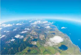  ??  ?? Vista de Puerto Rico desde el espacio tomadas con el celular de Open Mobile.