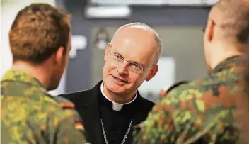  ?? RP-FOTO: STEPHAN KÖHLEN ?? Viel Zeit nahm sich der Geistliche, um mit den Soldaten ins Gespräch zu kommen.