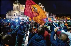  ?? Foto: dpa ?? Die Fans des AS Rom feierten den Erfolg auf der Piazza Venezia.