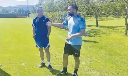  ?? FCB ?? Sergi Barjuan y Xavi Hernández coincidier­on el año pasado en la Vall d’en Bas cuando el actual técnico del primer equipo azulgrana era futbolista del Al-Sadd catarí //