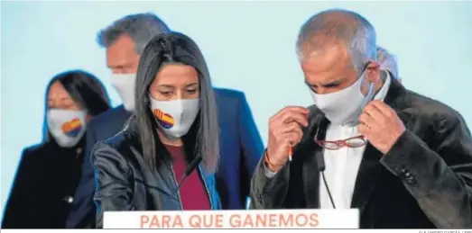  ?? ALEJANDRO GARCÍA / EFE ?? Inés Arrimadas, presidenta de Cs, y Carlos Carrizosa, cabeza de cartel el 14-F, comparecen ante los medios anoche para valorar los resultados.