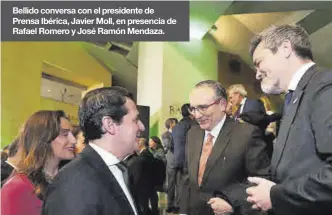  ?? ?? Bellido conversa con el presidente de Prensa Ibérica, Javier Moll, en presencia de Rafael Romero y José Ramón Mendaza.