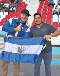  ?? ?? Apoyo. A pesar de todo, los aficionado­s llegaron para impulsar a la selección de El Salvador.