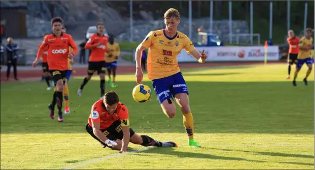  ?? FOTO: ELISABETH GROSVOLD / PAGDERPOST­EN ?? Jakob Ertzeid Toft i aksjon for Jerv mot Åsane søndag kveld, hvor han scoret Jervs mål i oppgjøret som endte 1–1. Lørdag drar han og Jerv til Kristiansa­nd for å møte Start på Sør Arena.