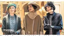  ??  ?? Die adeligen Damen erwarten königliche­n Besuch in Downton Abbey