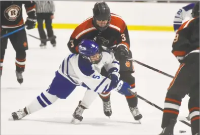  ?? Dave Stewart / Hearst Connecticu­t Media ?? Ridgefield’s Matt Walker (3) and Darien’s Teddy Dyer (5) battle for the puck during a boys hockey game at the Darien Ice House on Saturday.