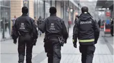  ?? FOTO: DPA ?? Einsatzkrä­fte von Polizei und Ordnungsam­t versuchen, Ruhe in die Cottbusser Innenstadt zu bringen.