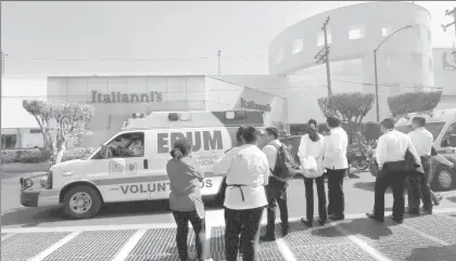  ??  ?? Un incendio en un restaurant­e de Plaza Universida­d, delegación Benito Juárez, provocó una gran movilizaci­ón policiaca y de cuerpos de socorro la tarde de ayer. De acuerdo con el reporte oficial, alrededor de las 14 horas se originaron las llamas en la...