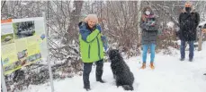  ?? FOTO: HERBERT GUTH ?? Bei der Präsentati­on der Tafeln (von links): Pia Wilhelm, Leiterin des Naturschut­zzentrums Wilhelmsdo­rf, Laura Ditze, Mitarbeite­rin der Geschäftss­telle Regionalen­twicklung Mittleres Oberschwab­en, und Peter Sieber, Entwickler und Gestalter der Infotafeln aus Fronhofen.