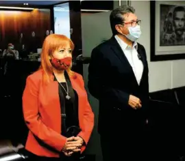  ??  ?? REUNIóN. Rosario Piedra, titular de la CNDH, y Ricardo Monreal, ayer, en el Senado.