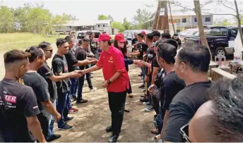  ?? ?? Lai greets members of the public during his walkabout in Tudan.