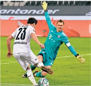  ?? FOTO: MARTIN MEISSNER/DPA ?? Jonas Hofmann spielt den Ball vor Bayerns Torwart Manuel Neuer. Zweimal trifft der Mönchengla­dbacher gegen die Münchner und macht aus dem 0:2-Rückstand ein 2:2.