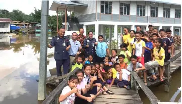  ??  ?? Bomba Marudi personnel pose with teachers and pupils of SK Sungai Bong after conducting checks at the school on Tuesday.