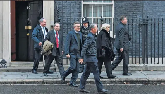  ?? / A. RAIN (EFE) ?? Varios diputados conservado­res abandonan la sede del Gobierno británico en el 10 de Downing Street tras reunirse ayer con May.