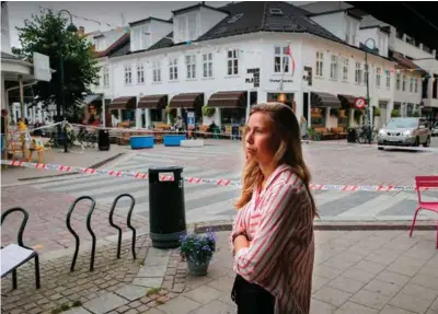  ?? FOTO: REIDAR KOLLSTAD ?? Butikkmeda­rbeider Patricia Mathisen så voldshende­lsen fra J. Sørensen Sko.