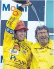  ?? FOTO: DPA ?? Heinz-Harald Frentzen (li.) nach einem Sieg mit seinem damaligen Teamchef Eddie Jordan.