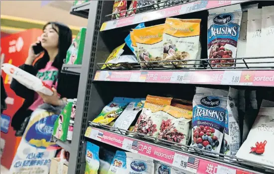  ?? WU HONG / EFE ?? Bolsas de frutos rojos deshidrata­dos, con su procedenci­a estadounid­ense señalada, en un supermerca­do de Pekín