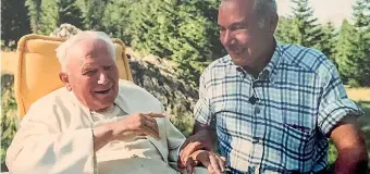  ??  ?? Nella natura Angelo Gugel durante una gita in montagna con Giovanni Paolo II