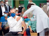  ?? Visual People ?? 5 de mayo de 2021. El presidente de la República Dominicana, Luis Abinader, recibe la vacuna desarrolla­da por Sinovac.