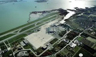  ??  ?? A bordo laguna Il terminal passeggeri e le due piste dell’aeroporto «Marco Polo» di Venezia