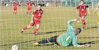  ?? FOTO: HKB ?? Sören Lurz verwandelt­e einen Strafstoß für den VfL Mühlheim zum 2:2 sicher und souverän. Weitere Bilder zu der Partie gibt es bei uns im Internet unter www.schwaebisc­he.de/tuttlingen.