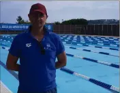  ??  ?? Fabrice Pellerin devant la piscine Camille-Muffat lors de l’événement « À vos plots ! ».