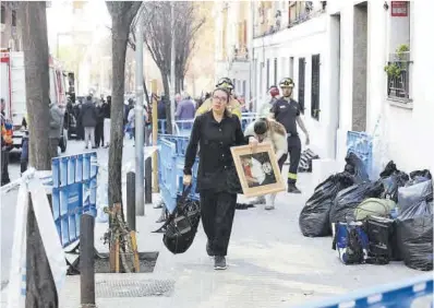  ?? Elisenda Pons ?? Los bomberos evacúan uno de los bloques en peligro de derrumbe, el pasado 14 de febrero.