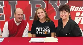  ?? CHUCK RIDENOUR/SDG Newspapers ?? Nicole Jones, middle, announced her plans to attend the University of Findlay to further her education and play golf. Sharing the day with her were parents Ken and Shannan Jones.