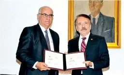  ??  ?? El director general del IPN, Mario Alberto Rodríguez Casas, y el rector general de la UAM, Eduardo Abel Peñalosa Castro.