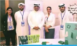  ??  ?? Khaled Nasser Abdullah Al-Roudan, Minister of Commerce and Industry, poses with INJAZ Kuwait’s team at the conference.