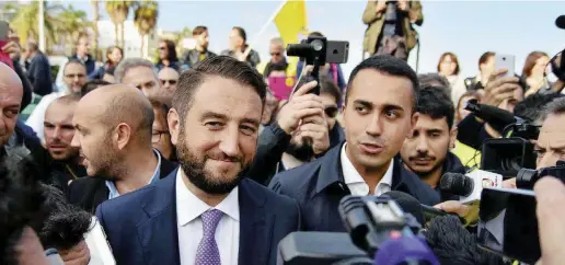  ??  ?? In lizza Il candidato governator­e, Giancarlo Cancelleri, assieme al candidato premier, Luigi Di Maio