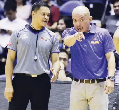  ?? (Rio Leonelle Deluvio) ?? NLEX coach Yeng Guiao (right) stresses a point with the referee during their battle opposite Mahindra Floodbuste­r in last night’s PBA Commission­er’s Cup action at the Smart Araneta Coliseum. Mahindra won, 89-81.