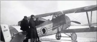  ?? DR/COLL. MURTIN BDIC VIA C.-J. EHRENGARDT ?? Un Nieuport 27 de l’escadrille N 95 durant l’hiver 1917-1918 sur le terrain de Souilly, dans le secteur de Verdun. Chaque appareil est personnali­sé par la silhouette de son pilote.