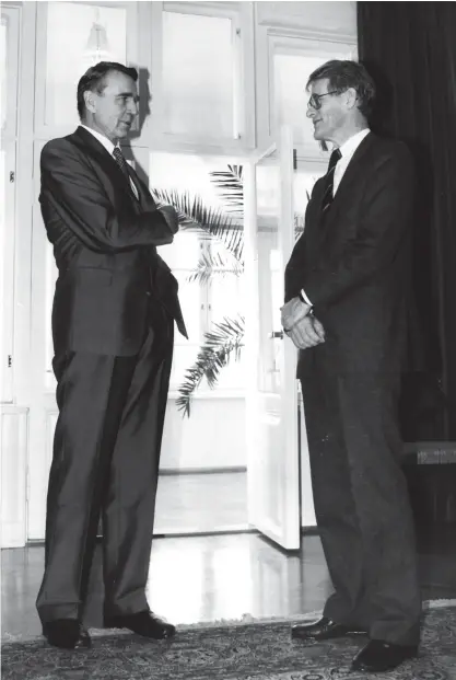  ?? FOTO: HBL-ARKIV/PRESSFOTO/PEKKA ELOMAA ?? President Mauno Koivisto och statsminis­ter Ingvar Carlsson på Villa Bjällbo hösten 1986.