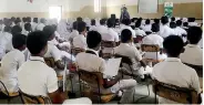  ??  ?? Motivation­al speaker Ismail A. Azeez conducting the programme for students