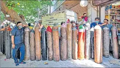  ?? AMAL KS/HT PHOTO ?? People waiting to refill empty oxygen cylinders at Bhogal, on Wednesday.