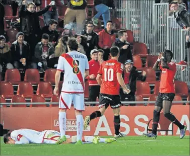  ??  ?? CELEBRACIÓ­N. Lago Junior festeja el primer tanto del partido junto a su compañero Sasa.