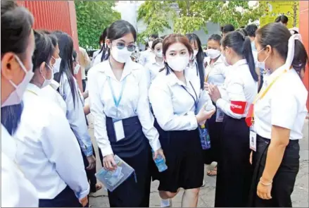  ?? HENG CHIVOAN ?? Candidates left Phsar Doeum Thkov High School after their high school exam on December 6 last year.