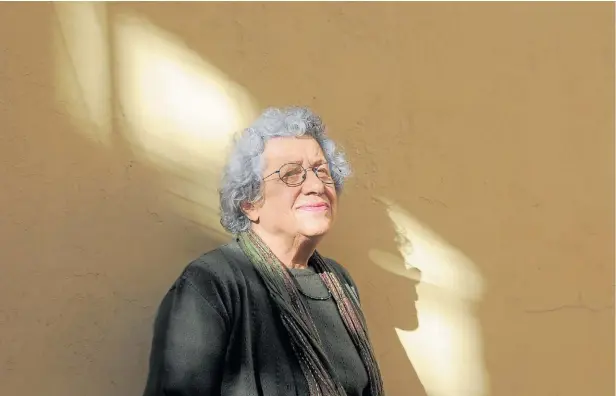  ?? SERGIO GOYA ?? Griselda Gambaro en su casa, cuando publicó el libro El teatro vulnerable, que reúne ensayos, conferenci­as y notas periodísti­cas producidos a lo largo de cuatro décadas.