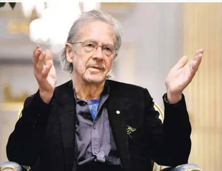  ??  ?? Der Literaturn­obelpreis-Träger Peter Handke sagte in Stockholm vor der Presse: „Ich will keine Ihrer Fragen beantworte­n“