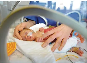  ?? FOTO: MAURER ?? Ein Frühchen liegt im Brutkasten auf der Kinderinte­nsivstatio­n des Klinikums Saarbrücke­n.