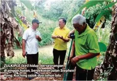  ??  ?? ZULKIPLE (kiri) hidup berseorang­an di pinggir hutan, berdekatan Jalan Stephen Yong, Kuching sejak dua tahun lalu.