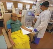  ?? Irfan Khan Los Angeles Times ?? LEODEGARIO Ventura, right, prepares Giraldo Garcia for dialysis at a DaVita clinic in Inglewood.