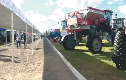  ??  ?? A venda de máquinas contribui para que a Bahia Farm Show alcance R$ 1,5 bi em movimentaç­ão financeira