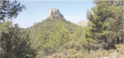  ??  ?? Natürliche Wegmarke: Am orangenen Fels geht es rund um den Barranco de Sacarets.