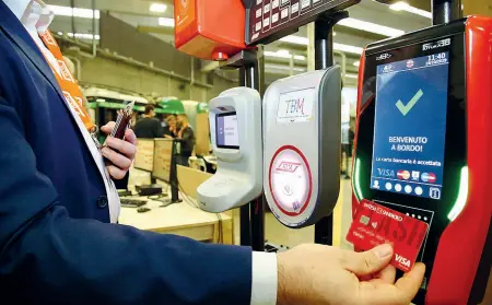  ?? (Fotogramma) ?? Prototipo
Il lettore che si sta sperimenta­ndo per il pagamento contactles­s su bus e tram