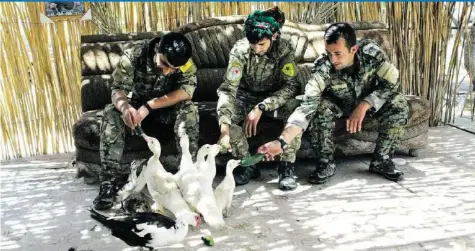  ?? ANN GUENTER ?? YPG-Kämpfer im syrischen Hasaka. Sie fordern Selbstbest­immung als Lohn für den Kampf gegen die IS-Terrormili­z.